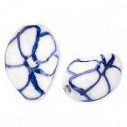 Keramiek kraal twisted with flower Off white-Delft blue