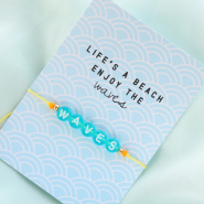 Inspiratiesets Armbandjes met macramé draad en acryl letterkralen + sieradenkaartjes