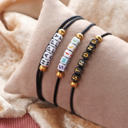 Inspiratiesets Met acryl letterkralen en keramiek kralen kun je deze leuke items maken