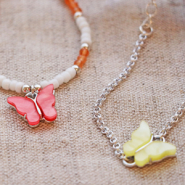 Inspiratiesets Ontwerp vrolijke sieraden met deze kleurrijke vlinder bedels