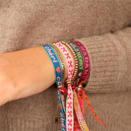 Inspiratiesets Combineer metalen belletjes met BY31® lint met tekst