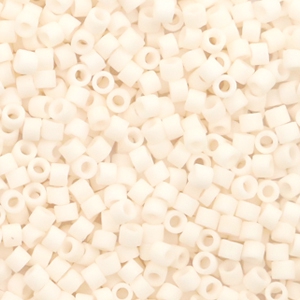 Miyuki kralen 11/0 delica's Opaque matte bisque white