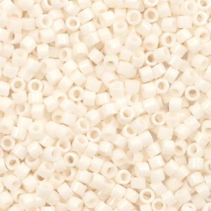 Miyuki kralen 11/0 delica's Opaque bisque white