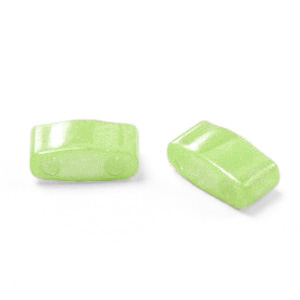 Miyuki kralen 5x2.3mm half tila Opaque luster chartreuse green HTL-439
