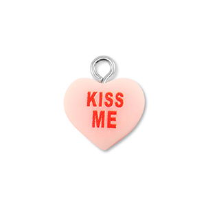 Hangers van resin heart "KISS ME" Light pink-red