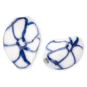 Keramiek kraal twisted with flower Off white-Delft blue