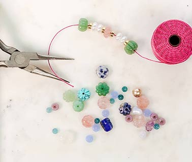 Just arrived: natuursteen kralen bloem