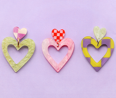 Hangers van resin en stainless steel bedels in hartvorm