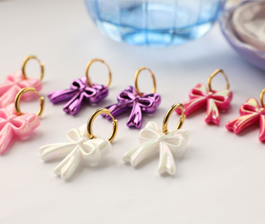 Brand new! Acryl strik bedels en hartjes oorbellen Brand new! Acryl strik bedels en hartjes oorbellen