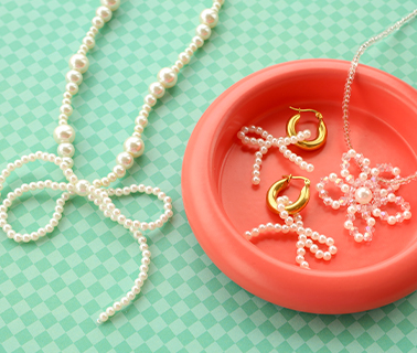 Nieuwe schitterende statement hangers: parelstrikjes