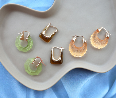 Shop nu! Kleurrijke resin oorbellen in diverse vormen 