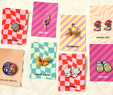 Nieuwe kleurrijke broches, pins en sieradenkaartjes 