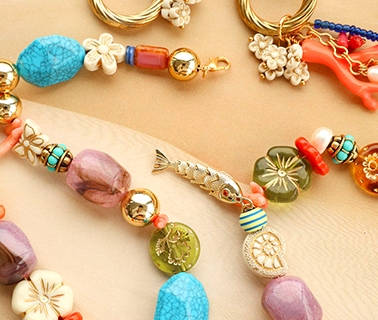 Nieuwe collectie acryl kralen met goudkleurige details Nieuwe collectie acryl kralen met goudkleurige details