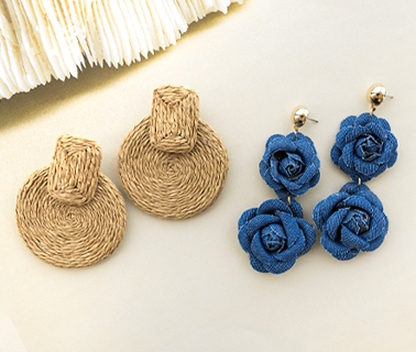 Statement raffia en denim oorbellen Statement raffia en denim oorbellen