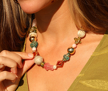 Nieuwe serie acryl kralen met goudkleurige details