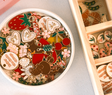 Nieuwe kleurrijke metalen bedels