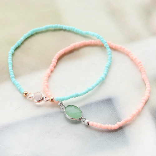 Minimalistische armbandjes met hangers en tussenstukken van crystal glas