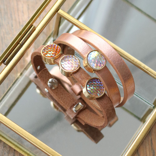 Bijzondere sieraden met basic cabochons en Cuoio armbanden