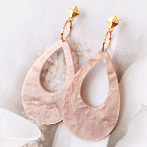 The bigger, the better: statement oorbellen van resin hangers!