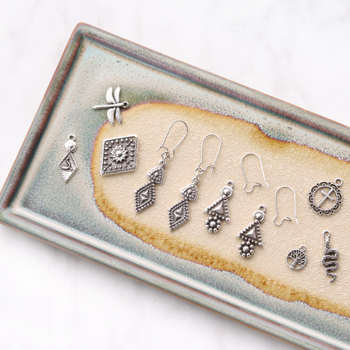 DQ metalen sieraden en sleutelhangers met een zacht kleurpallet