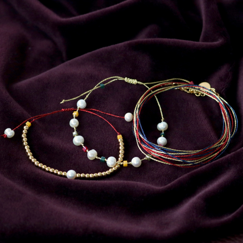 Met macram&eacute; draad, zoetwaterparels en DQ metaal maak je deze leuke armbandjes!