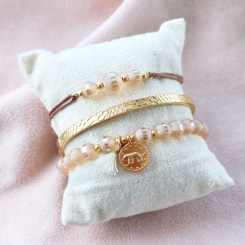 Maak trendy sieraden met onze nieuwste matte glaskralen met holografische details