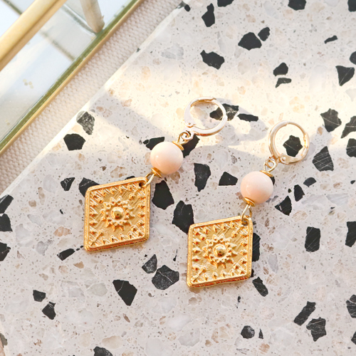 Je kunt trendy bohemian sieraden maken met onze nieuwe glaskralen!