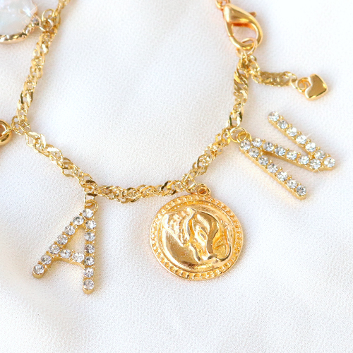 Trendy sieraden maak je met de metalen initial bedels met strass & sieradenkaartjes!