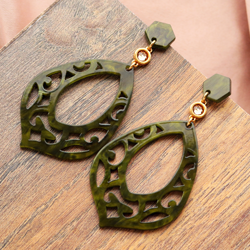 Hangers van resin zijn fantastisch om trendy oorbellen mee te maken. Je hebt niet veel materialen nodig voor een fantastisch effect! Neem snel een kijkje.