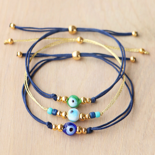 Zie hier hoe je met de evil eye kralen trendy armbandjes maakt: