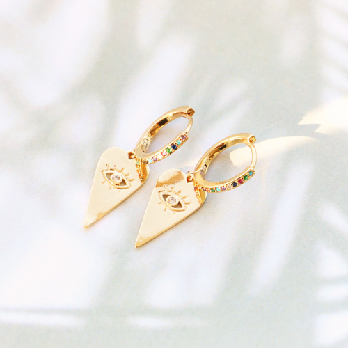 Dit kun je maken met de bedels en tussenstukken met een symbolisch oog: