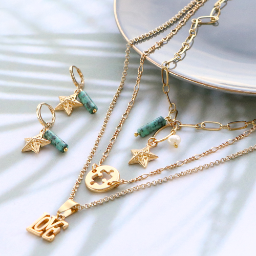 Subtiel & stijlvol, zo gebruik je de DQ metalen collectie in je sieraden: