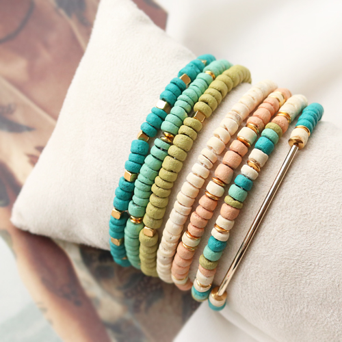 Armbanden en oorbellen met kokos kralen in een bohemian style: 