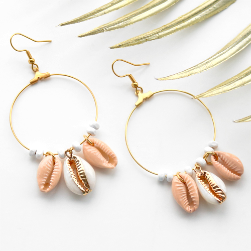 Met schelp kralen kun je nu zelf deze zomerse sieraden maken: 