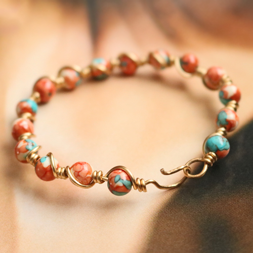 Benieuwd hoe je stijlvolle sieraden maakt met natuursteen kralen? Bekijk dan deze inspiratie: 