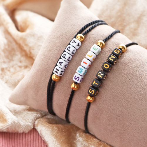 Deze sieraden en accessoires maak je met de nieuwste acryl letterkralen en keramiek kralen: 