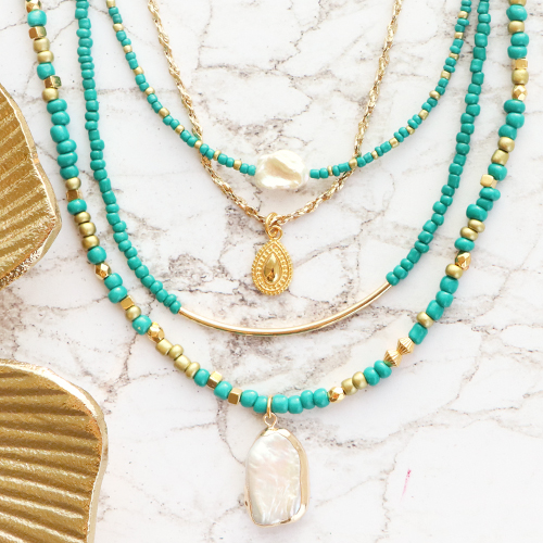 Deze stijlvolle kettingen en oorbellen maak je met rocailles: 