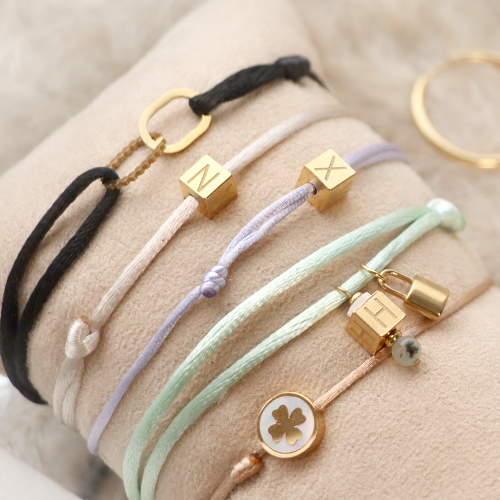 Deze stijlvolle sieraden maak je gemakkelijk met de stainless steel cube letterkralen: 