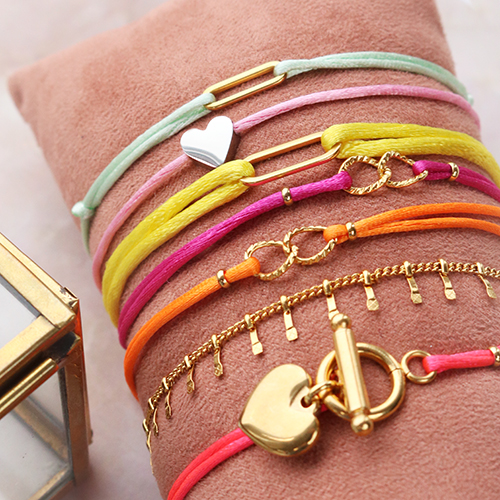Inspiratie voor het maken van trendy armbandjes met rvs tussenstukken en satijn draad 