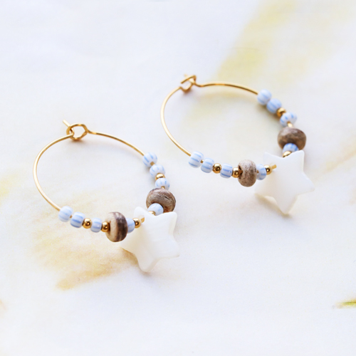 Bekijk hier hoe je zomerse sieraden maakt met schelp bedels