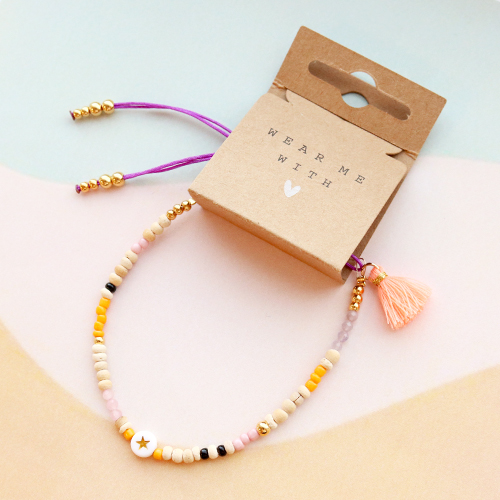 Kleurrijke armbanden maken met 1,5 cm kwastjes, macram&eacute; draad en diverse kralen!