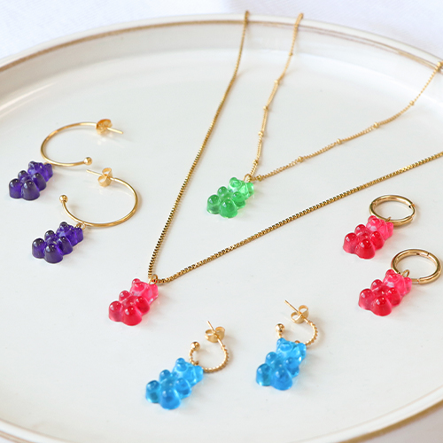 Vrolijke sieraden ontwerpen met gummy bear hanger