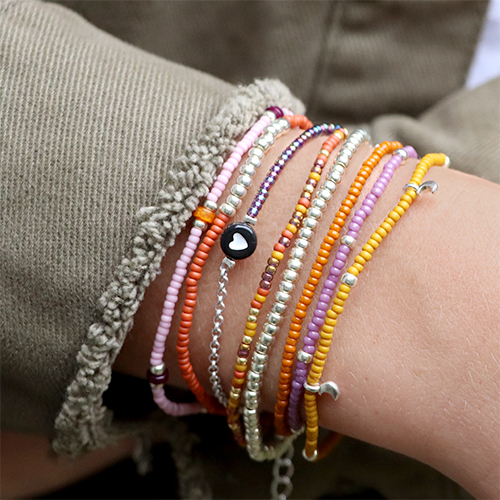 Maak minimalistische armbanden met deze kleine rocailles 