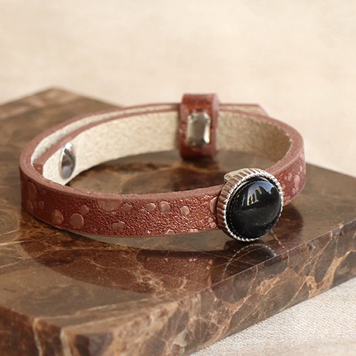 Maak een trendy armbanden collectie met Cuoio schuivers en cabochons