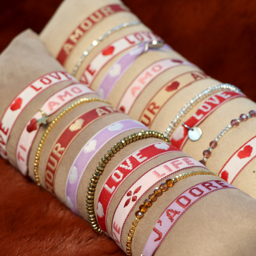 Maak vrolijke armbanden met tekstlint en bead stoppers