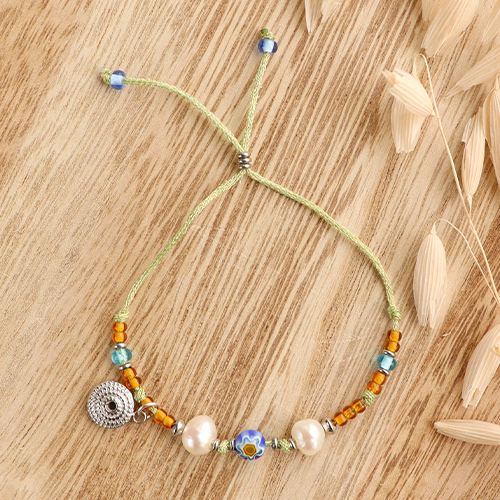 Zo ontwerp je armbanden met macram&eacute; draad