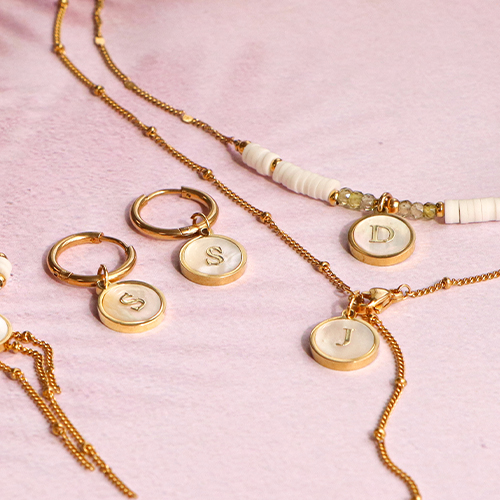 Ontwerp prachtige kettingen en oorbellen met rvs bedels initials