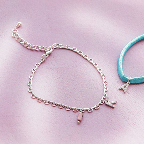 Zo ontwerp armbanden en kettingen met initial bedels