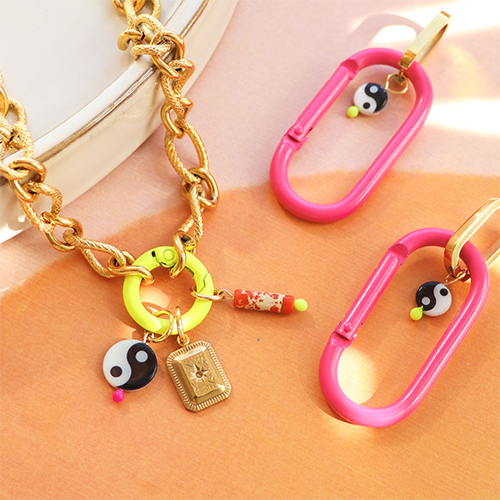 Zo ontwerp je trendy sieraden met gekleurde onderdelen