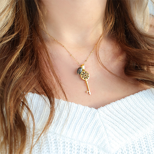 Zo verwerk je deze bedels sleutel in je sieraden